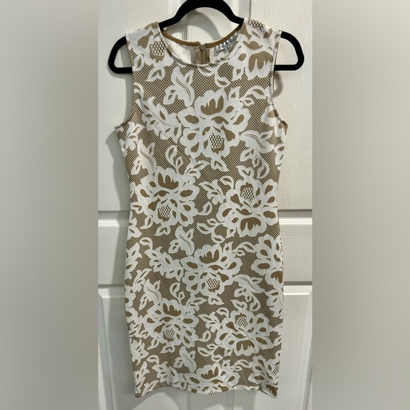 Olivia Matthews Dresses & Skirts - Olivia Matthews White & Tan Sleeveless Sheath Dress. Size M. Super Flattering.